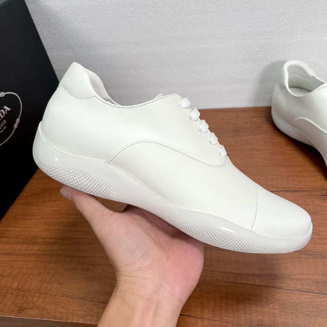 💰720 Code: YS003342 Prada/Prada men's new leather sneakers. This sneaker is made of imported calf leather, with a two-jointed Oxford shoe upper design, inspired by classic aesthetic concepts. Equipped with 3.5cm iconic red label lightweight elastic rubber soles, fabric and cowhide mixed lining, and silk-printed logo cowhide foot pads. The style is versatile and durable, comfortable and breathable, and comes with a full set of original packaging dust bags! Size: 39-40-41-42-43-44 Standard leather shoe size (45 can be customized but returns and exchanges are not supported) Item number: 4E0770 White